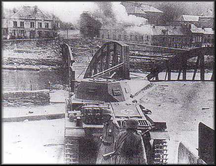 Pont dtruit par l'arme franaise pour empcher les allemands de le traverser