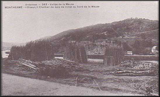 Chantier de bois de mines au bord de la meuse